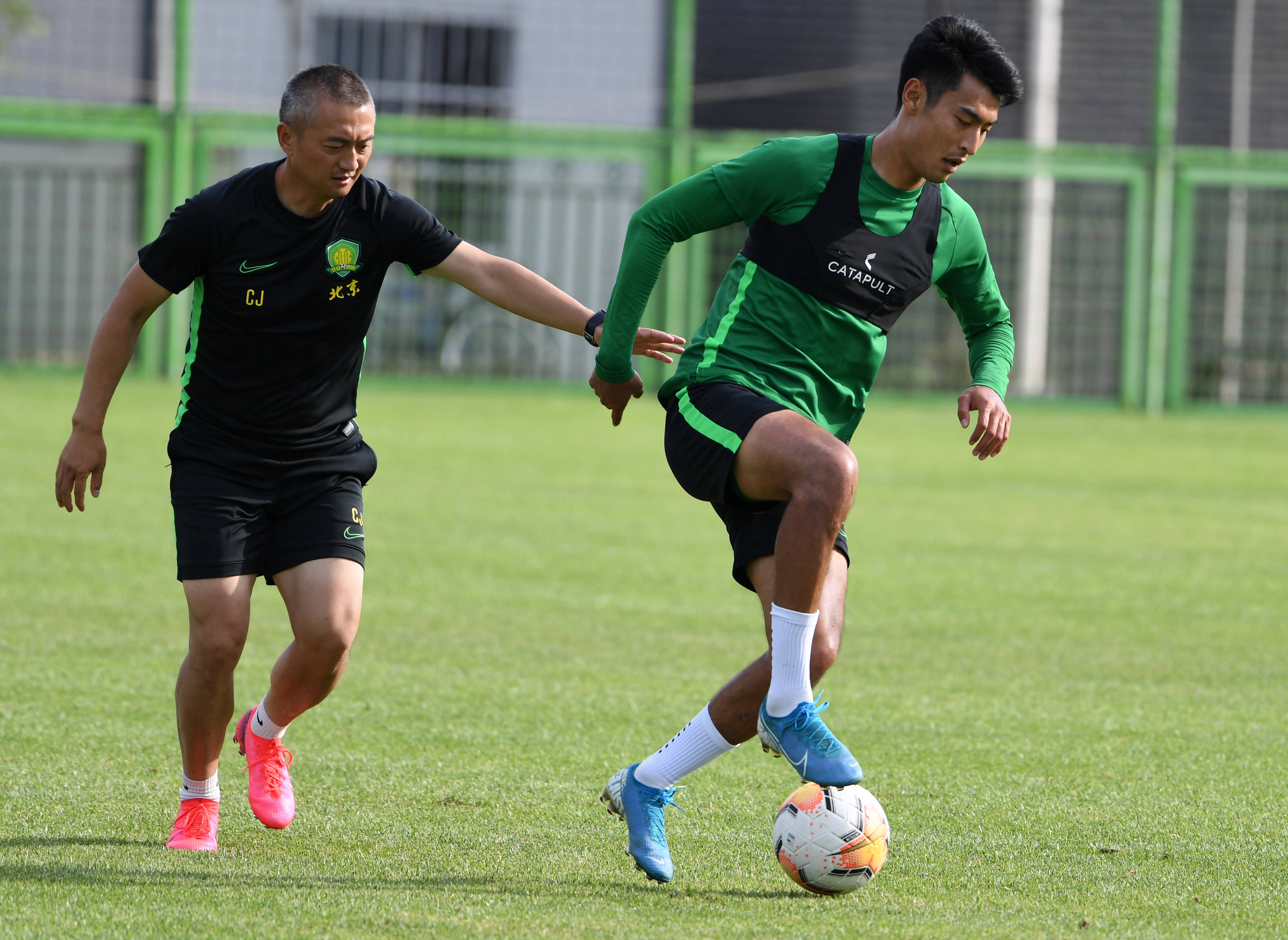 电竞投注-圣安东尼奥马刺训练开放日；集结日手感冰凉引欢呼；全明星赛在即；心理建设被强调的简单介绍